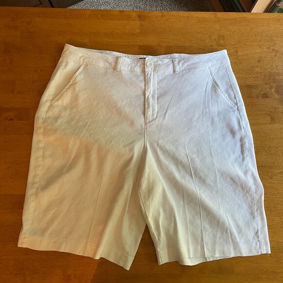 Size 14W NYDJ Lift Tuck Technology white linen-blend bermuda shorts - Picture 1 of 6